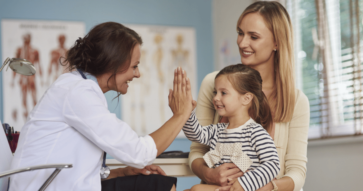 Mom with her daughter smiling to the doctor who told them about the ringworm treatment