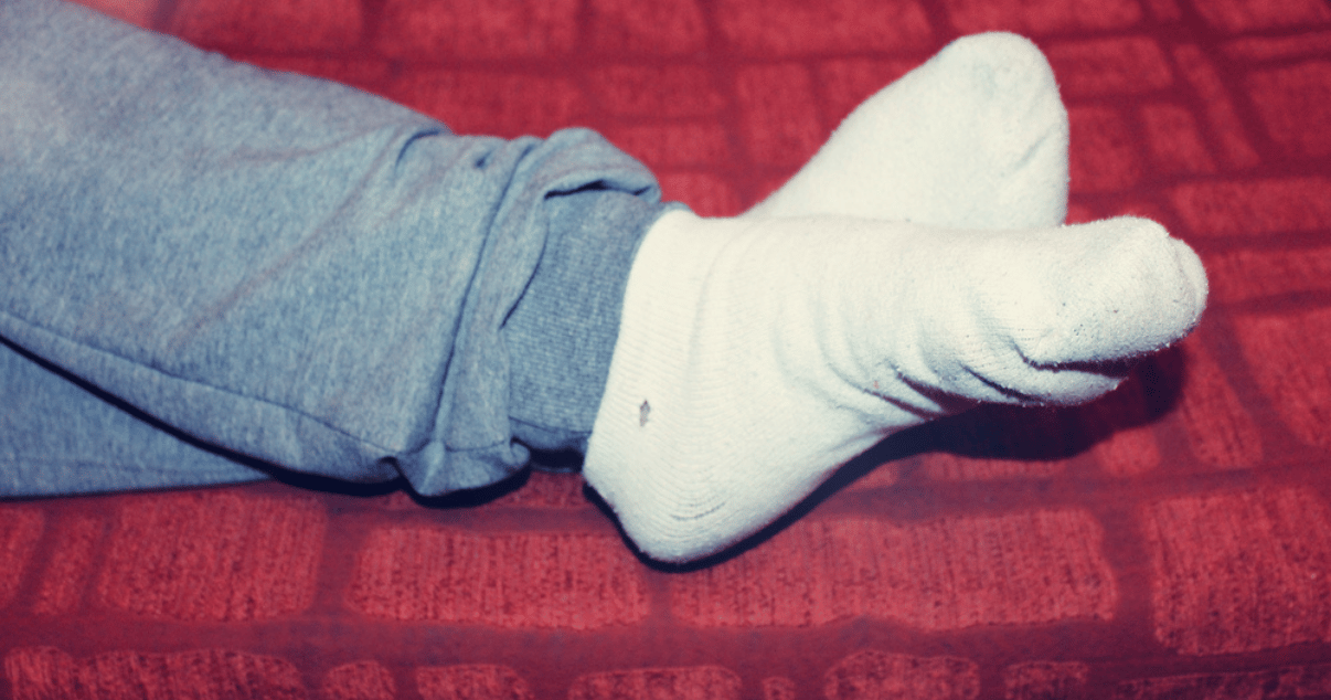 should i wear socks to bed with athletes foot symptoms